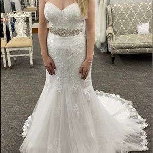 Never worn wedding dress 
Tags still on
No alterations
Belt not included